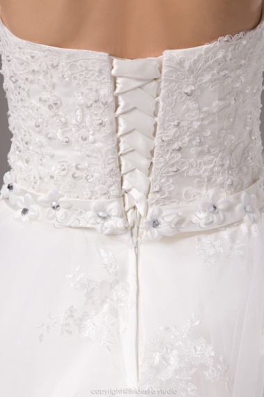 A-line Sweetheart Chapel Train Sleeveless Lace Wedding Dress