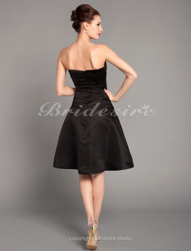 A-line Satin Knee-length Strapless Cocktail Dress