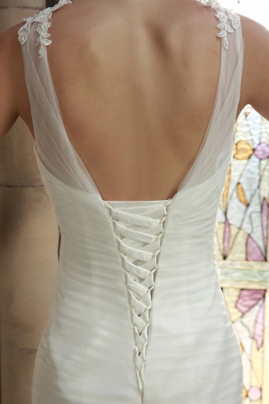 Sheath/Column V-neck Court Train Tulle Wedding Dress