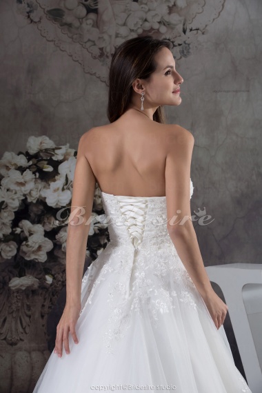A-line Sweetheart Chapel Train Sleeveless Organza Wedding Dress