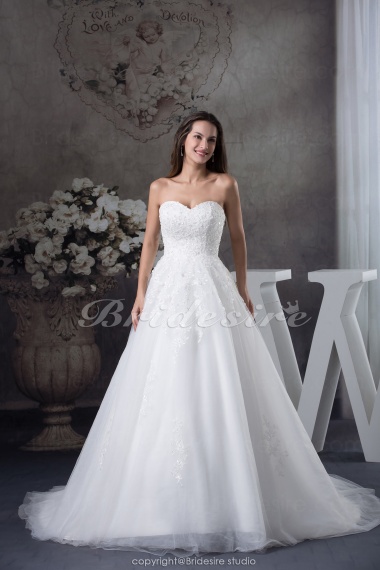 A-line Sweetheart Chapel Train Sleeveless Organza Wedding Dress