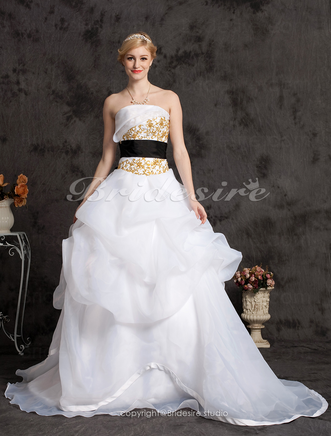 Ball Gown Organza Sweep/Brush Train Strapless Wedding Dress With Appliques