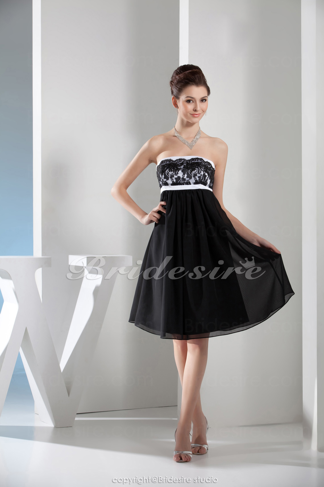 A-line Strapless Knee-length Sleeveless Chiffon Dress