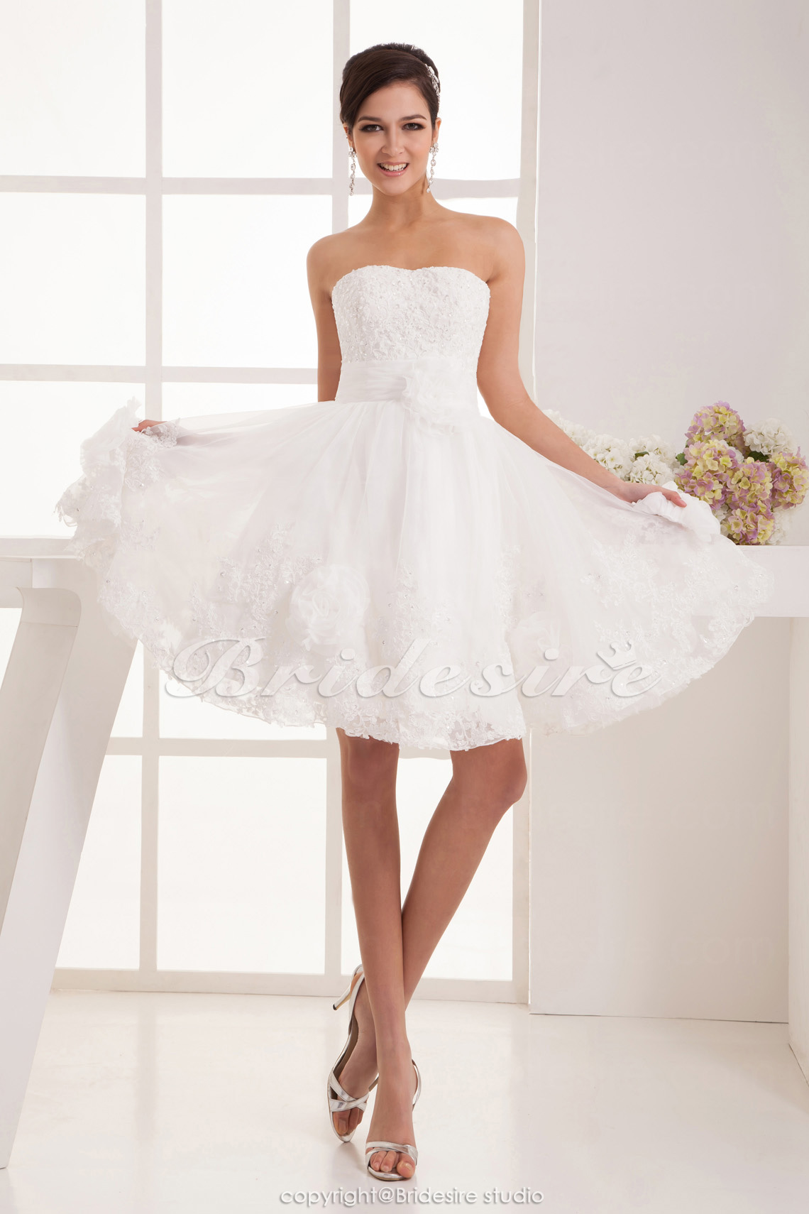 Princess Strapless Knee-length Sleeveless Lace Wedding Dress
