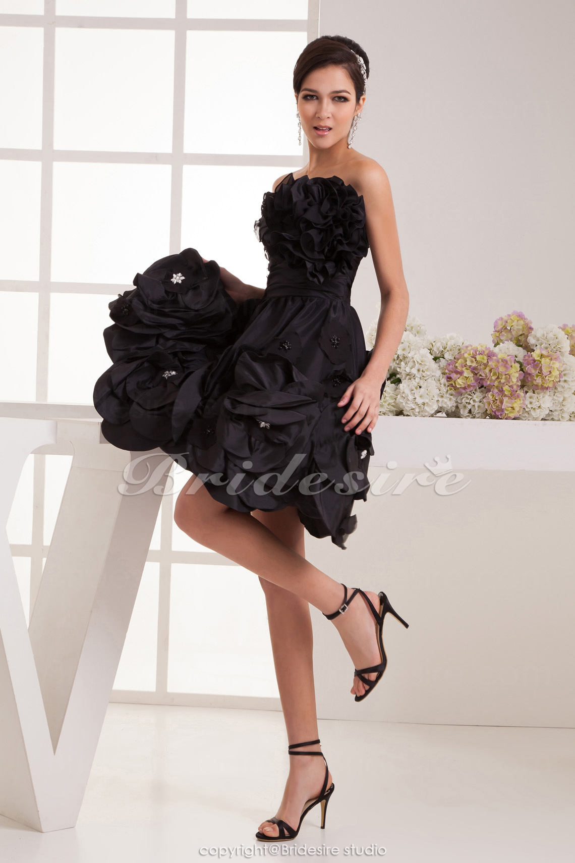 A-line Strapless Knee-length Sleeveless Taffeta Dress