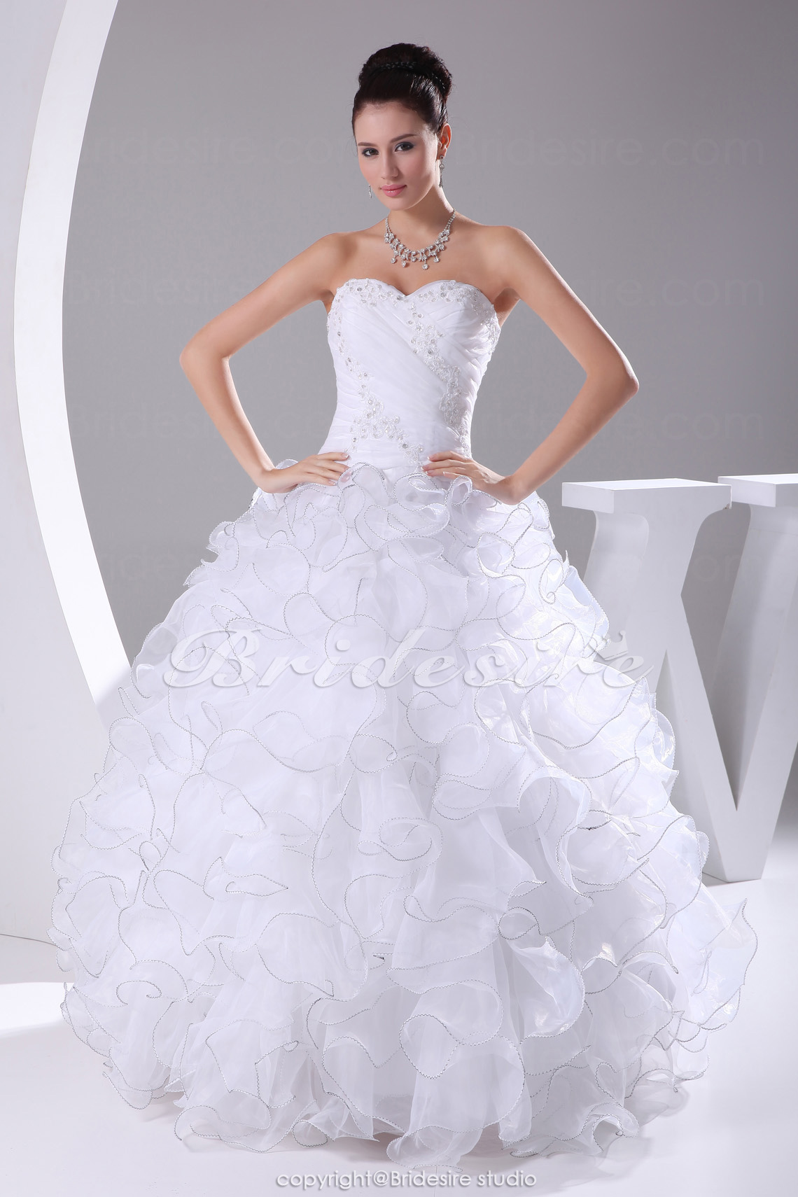 Ball Gown Sweetheart Floor-length Sleeveless Organza Wedding Dress