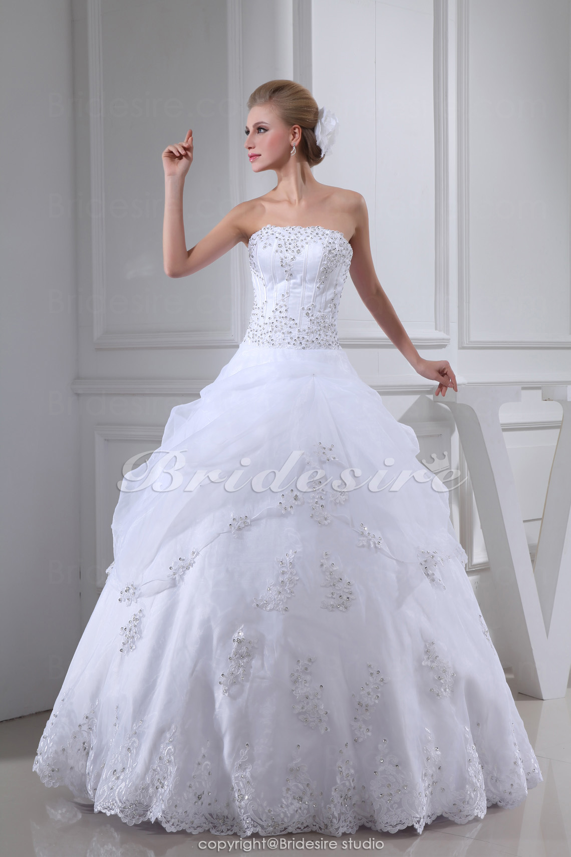 Ball Gown Strapless Floor-length Sleeveless Lace Wedding Dress