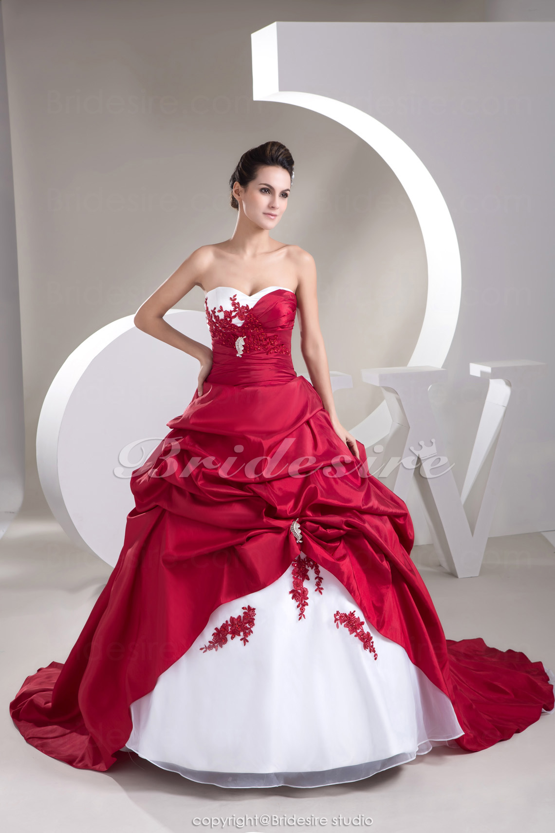 Ball Gown Sweetheart Chapel Train Sleeveless Taffeta Organza Wedding Dress